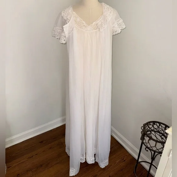 Shadowline Women's Small White Lace Vintage Nightgown Robe Set